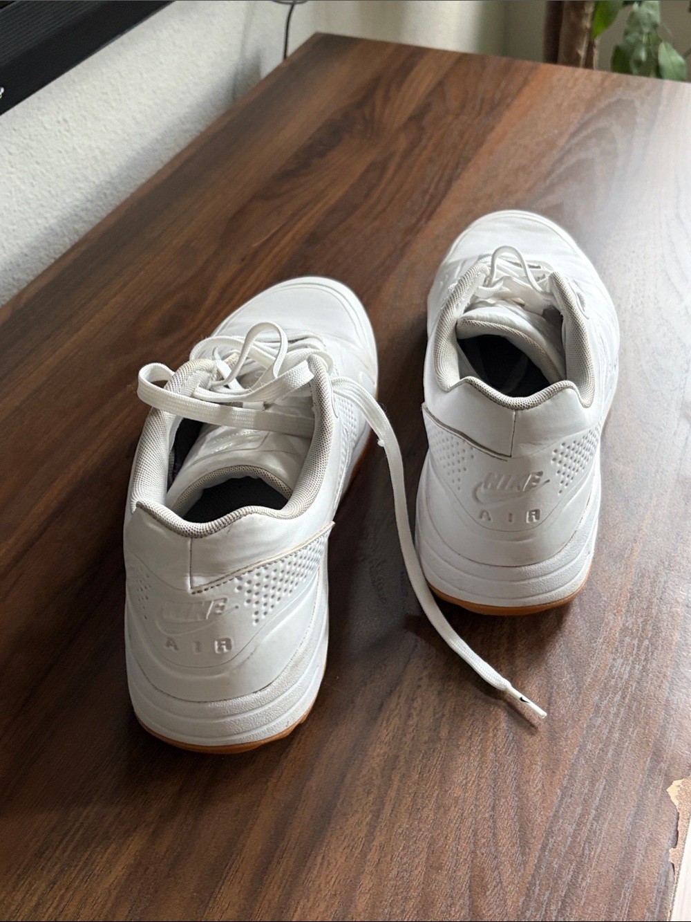 Nike Men’s White Low-Top Sneakers with gym Outsole - Picture 4 of 4